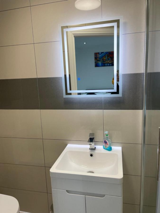 Modern 1 Bedroom Holiday Apartment In Southminster Bagian luar foto